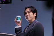 二宮和也、“キシリトール”デザインのバースデーケーキに満面の笑み！CM撮影現場でサプライズ - 画像一覧（4/9）