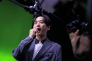 二宮和也、“キシリトール”デザインのバースデーケーキに満面の笑み！CM撮影現場でサプライズ - 画像一覧（6/9）