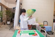二宮和也、“キシリトール”デザインのバースデーケーキに満面の笑み！CM撮影現場でサプライズ - 画像一覧（8/9）