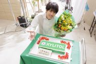 二宮和也、“キシリトール”デザインのバースデーケーキに満面の笑み！CM撮影現場でサプライズ - 画像一覧（9/9）