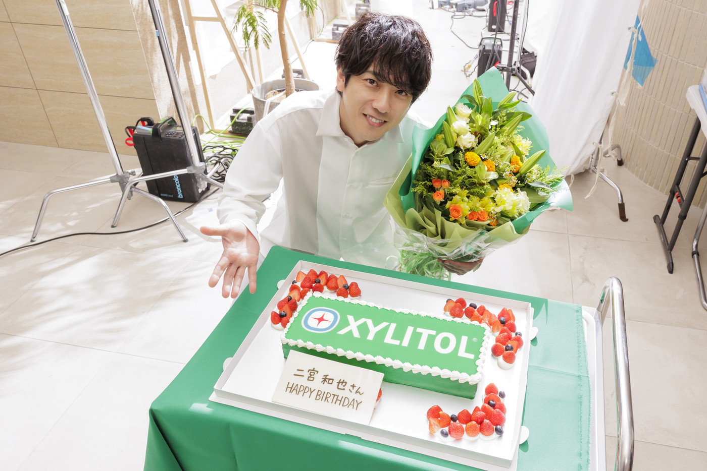 二宮和也、“キシリトール”デザインのバースデーケーキに満面の笑み！CM撮影現場でサプライズ