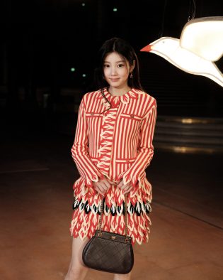 【レポート】WONHEE（ILLIT）、パリ・ファッションウィークに優雅な魅力溢れる衣装を身にまとって登場