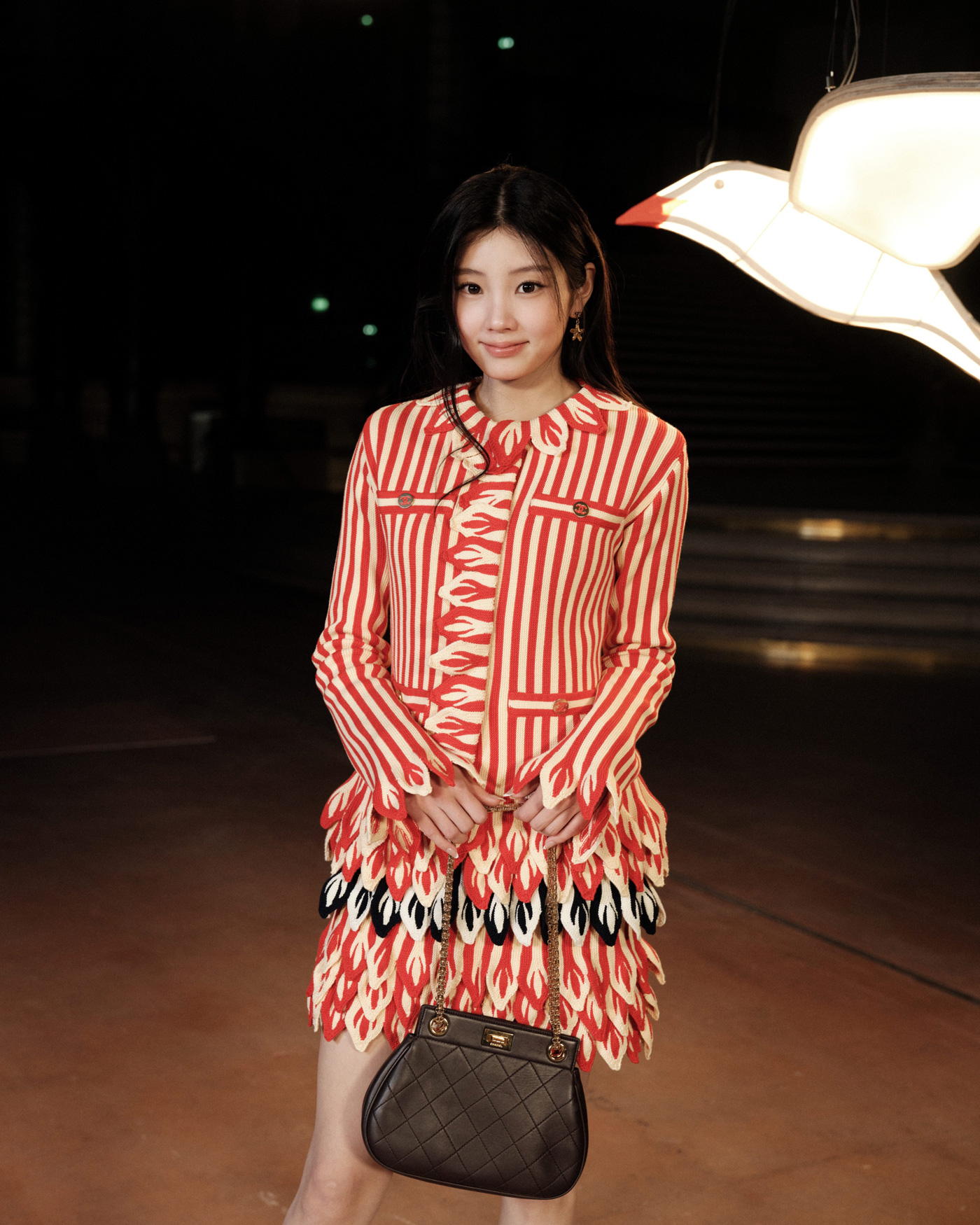 【レポート】WONHEE（ILLIT）、パリ・ファッションウィークに優雅な魅力溢れる衣装を身にまとって登場