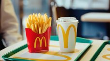 岡田准一×髙石あかり、マクドナルド新CMで初共演！刑事ドラマさながらの大迫力アクションシーンを披露 - 画像一覧（23/29）