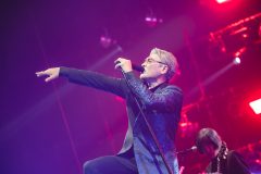 【ライブレポート】吉川晃司、代々木2daysに2万人が集結！シンバルキックと大合唱で飾ったツアーファイナル