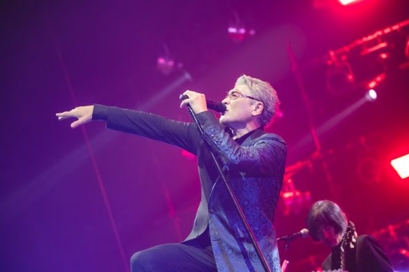 【ライブレポート】吉川晃司、代々木2daysに2万人が集結！シンバルキックと大合唱で飾ったツアーファイナル