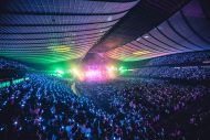 【ライブレポート】吉川晃司、代々木2daysに2万人が集結！シンバルキックと大合唱で飾ったツアーファイナル - 画像一覧（9/10）