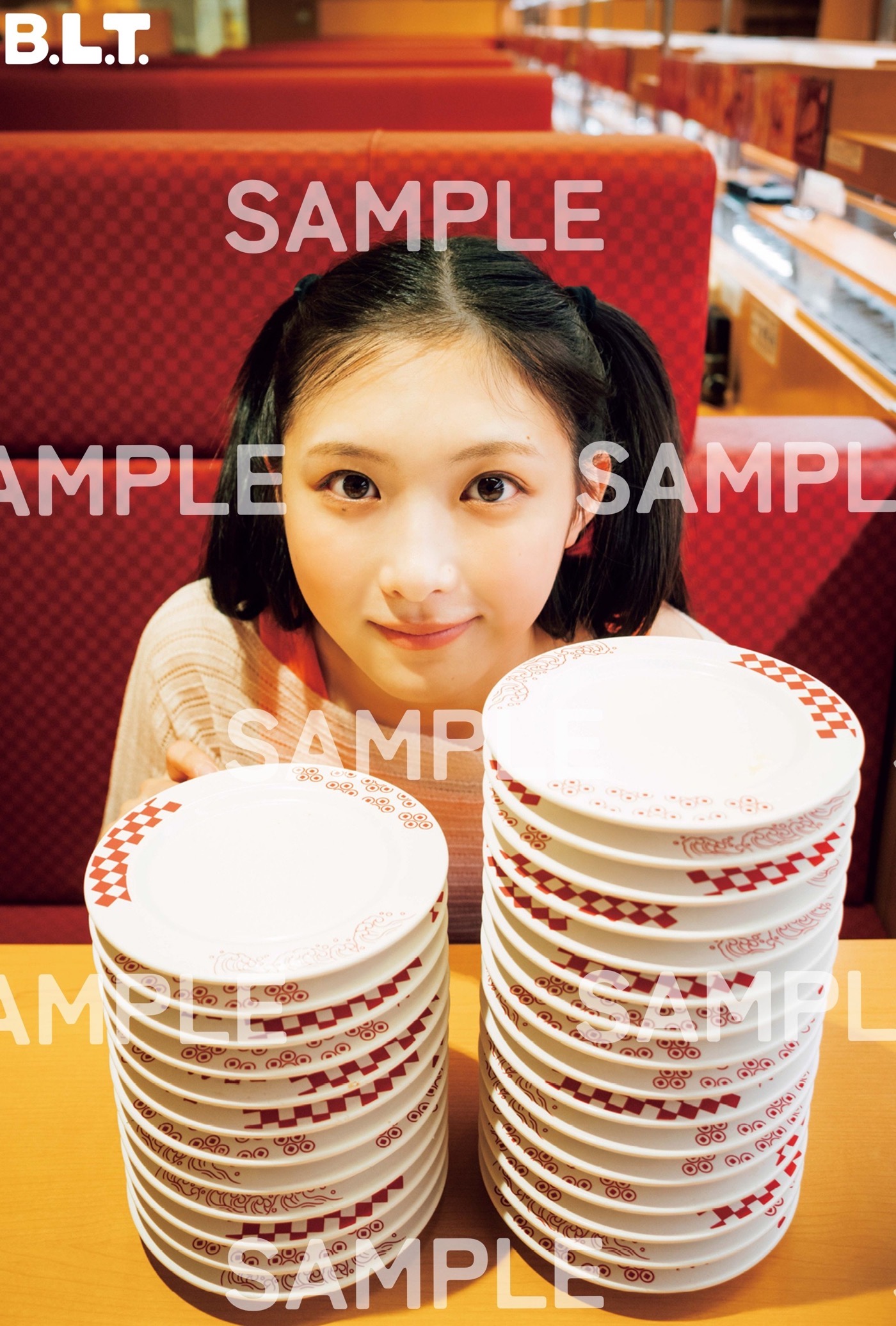 櫻坂46谷口愛季『B.L.T.12月号』表紙・巻頭に登場！ 卒業を控える松田里奈が裏表紙に、四期生曲「元凶」センター松本和子は初ソログラビア - 画像一覧（2/11）