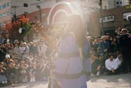 街に突如現れるアーティストのパフォーマンスを記録していく「Spotted:」始動。第1弾はikura（YOASOBI） - 画像一覧（4/5）