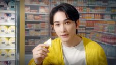 町田啓太が《♪チーズデザートは、ここにいるよ〜》と弾き語るTVCMが、視聴者の声に応えて異例の再放送決定 - 画像一覧（5/12）