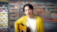 町田啓太が《♪チーズデザートは、ここにいるよ〜》と弾き語るTVCMが、視聴者の声に応えて異例の再放送決定 - 画像一覧（10/12）