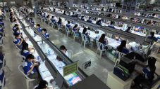 相葉雅紀、フィリピンのウィッグ製作現場を学ぶ。高い技術にゲストのIKKOも「髪ワザ～！」 - 画像一覧（9/10）